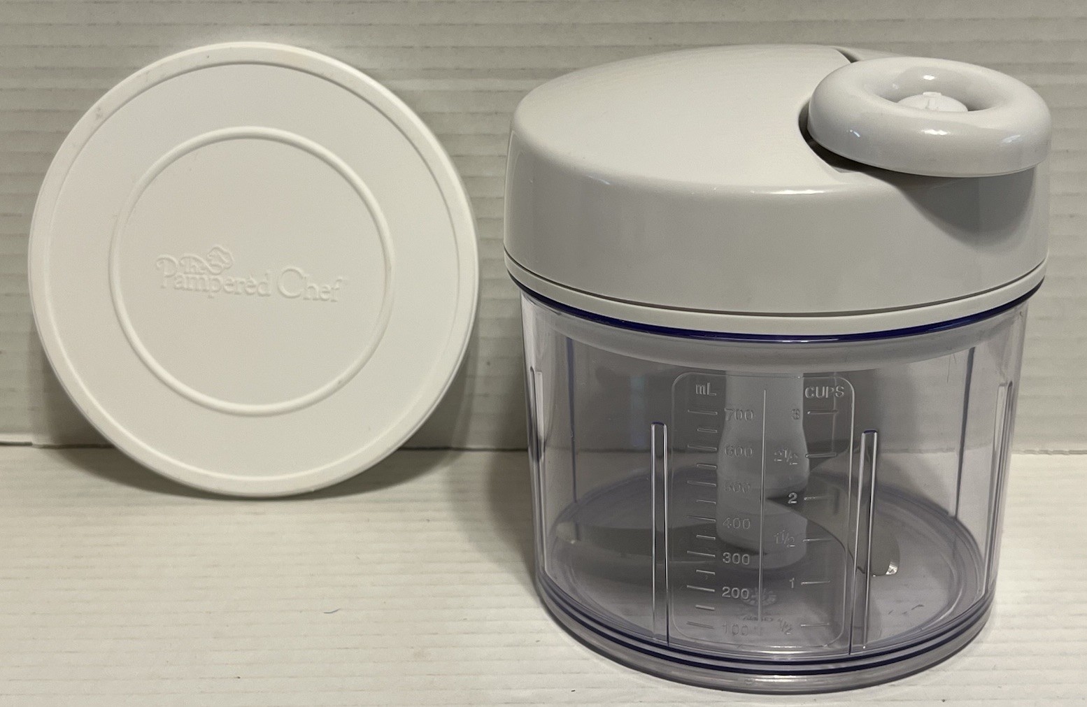 Pampered Chef 5” Manual Food Processor W/ Lid Chopper 3 cups Item 2581 White