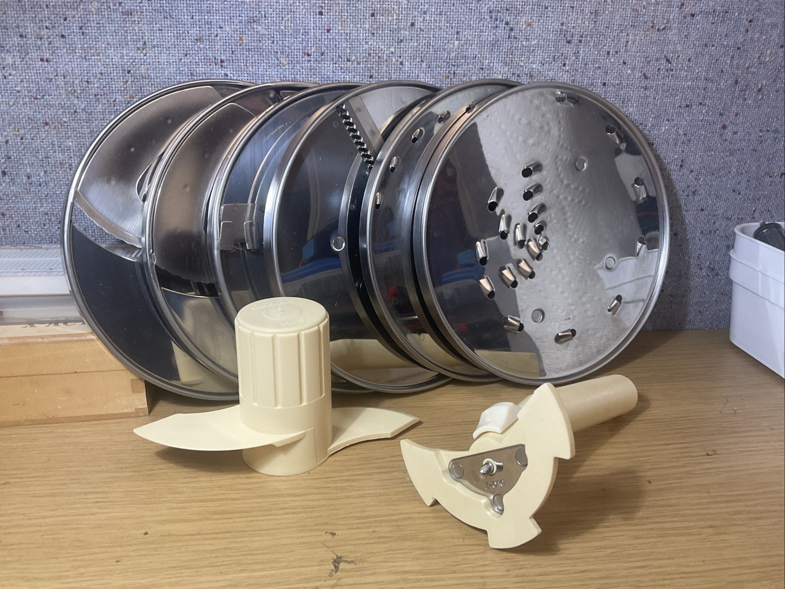 Cuisinart DLC-7 Riser Stem, 2 Graters, 4 Slicers, & Dough Blade Made In Japan