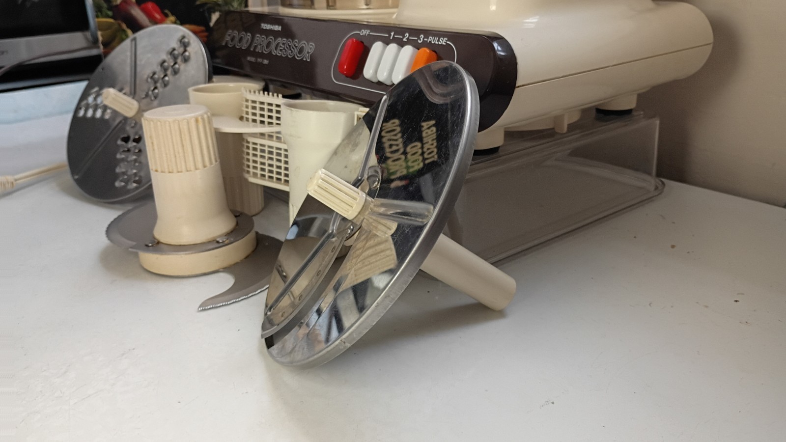 Food Processor Toshiba Model TFP-1200 Slicer w/Blade, Shredder & Slicer Discs