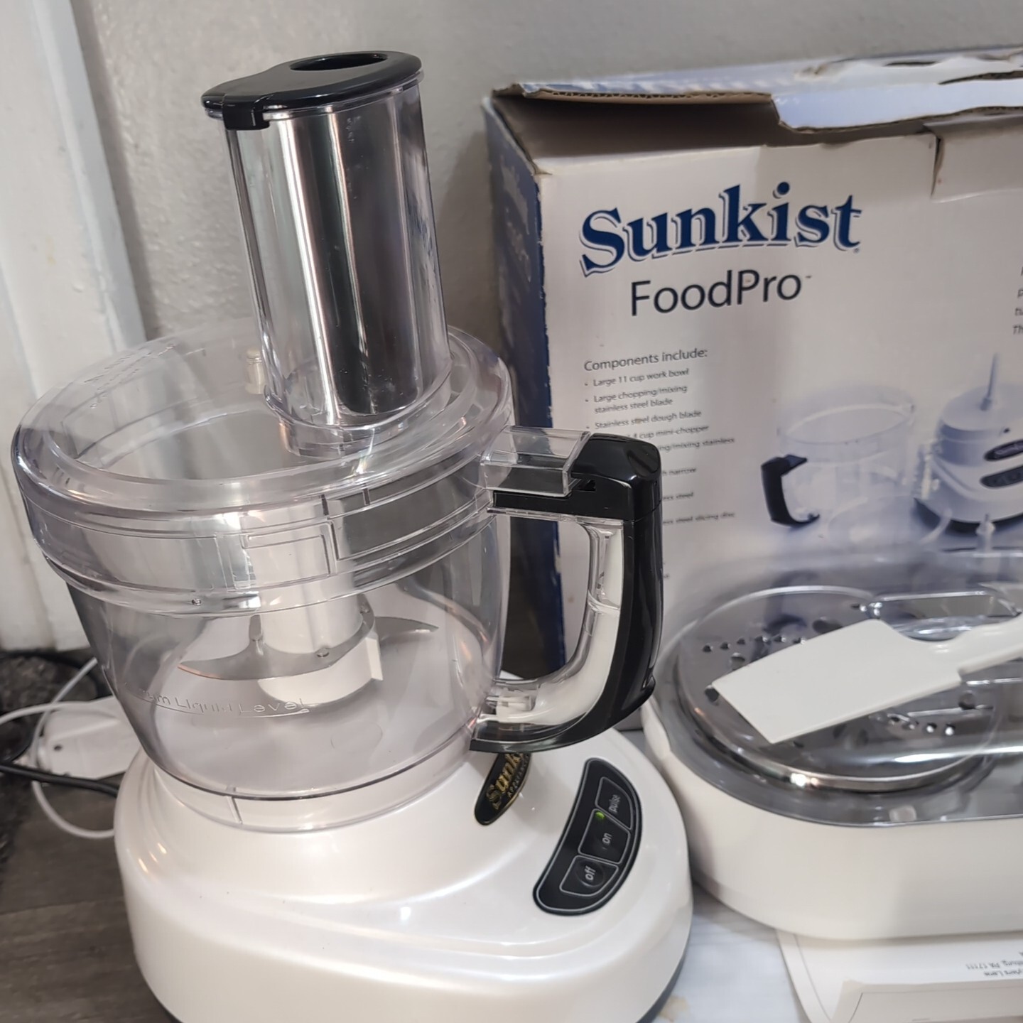 Sunkist FoodPro FP2000 Premier Food Processor With Accessories Great Working Con