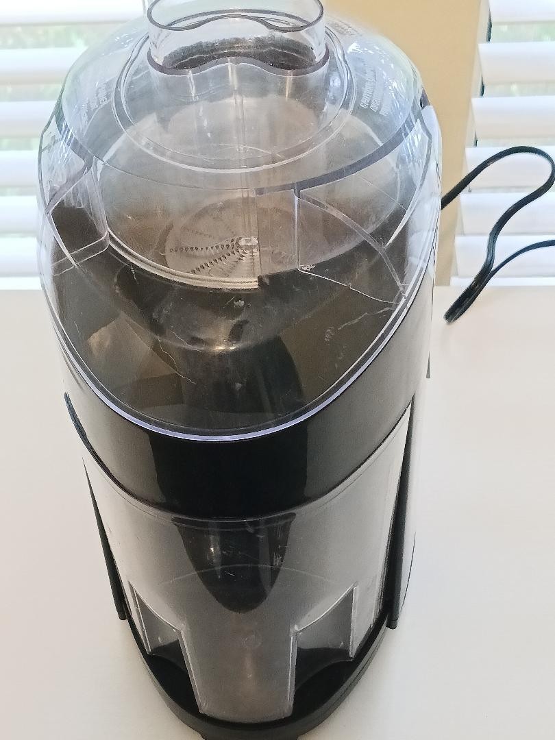 Black & Decker JE2200B 400-Watt Juice Extractor/Citrus Juicer — Used