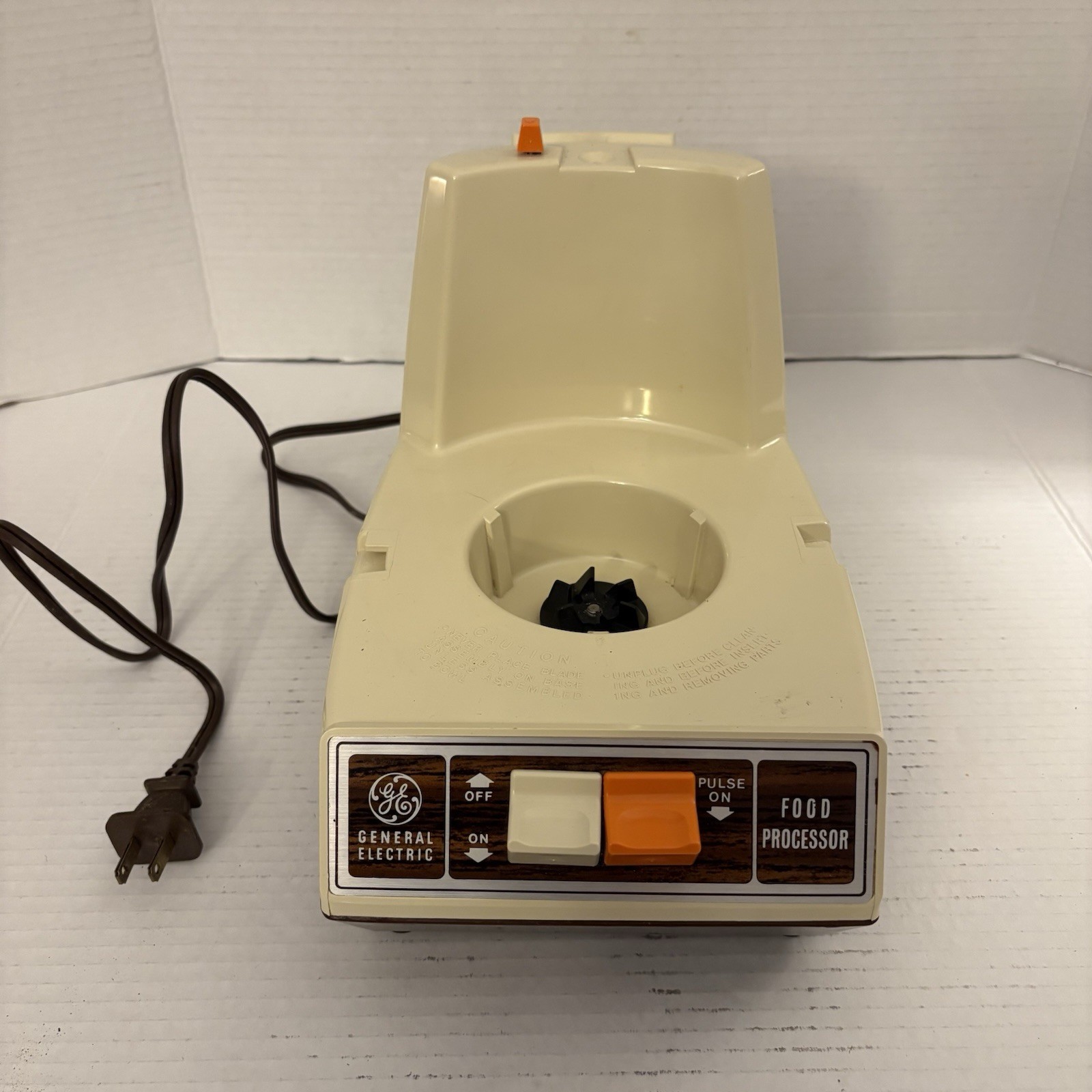 VINTAGE General Electric GE Food Processor D1FP1-420A Solid Unit